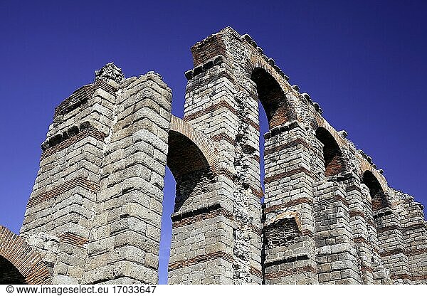Europa  Spanien  Badajoz  Merida  Römisches Acueducto de los Milagros oder Wundersames Aquädukt (Detail).