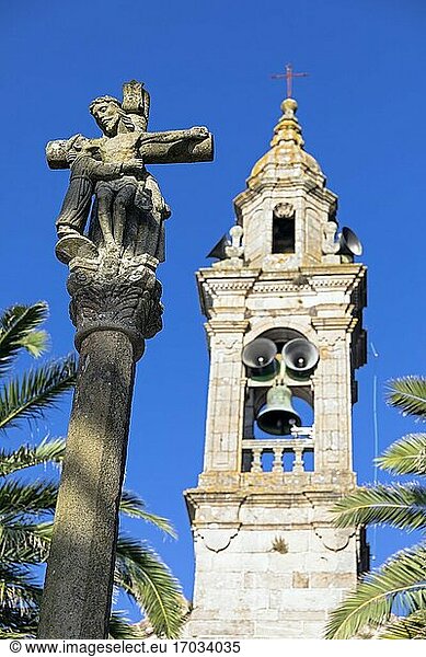Europa  Spanien  Galicien  Porto do Son  Iglesia de San Vicente de Noal  Glockenturm mit Kruzifix (Detail).