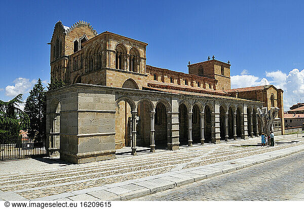 Europa  Spanien  Kastilien und León  Avila  Blick auf die romanische Basilika de San Vicente