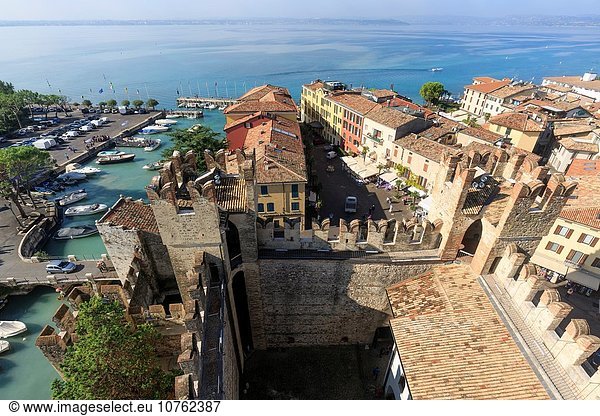 Europa Stadt Jachthafen Ansicht Gardasee Italien Lombardei alt Sirmione