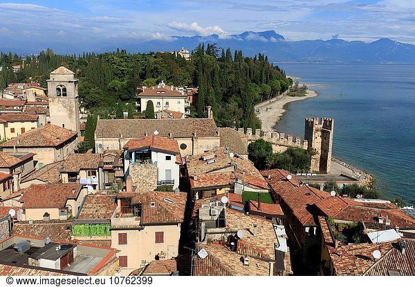Europa Stadt Jachthafen Ansicht Gardasee Italien Lombardei alt Sirmione