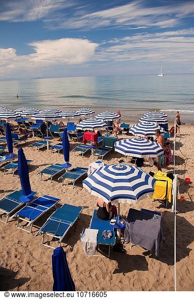 Europa Strand Sand Sonnenschirm Schirm Cefalu Italien Sizilien