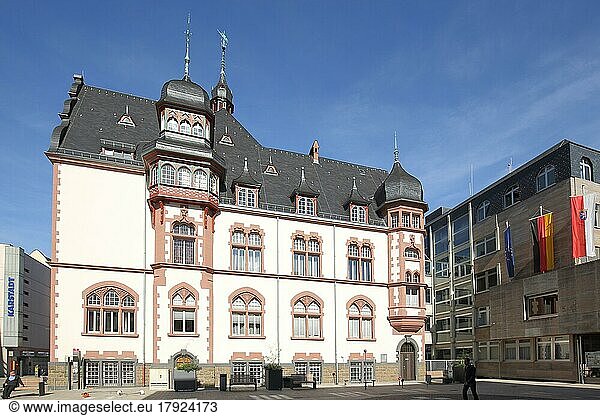 Europaplatz mit Neuem Rathaus erbaut 1897'und deutscher Nationalflagge  Eu-Flagge  hessische Landesflagge  Altstadt  Limburg  Hessen  Deutschland  Europa