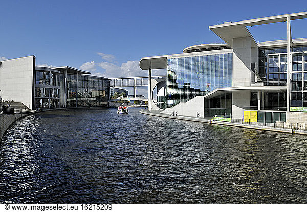 Europe  Germany  Berlin  Reichstag  View of Paul-Loebe-Building  parliament building and tourboats on Spree river