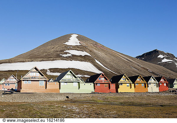 Europe  Norway  Spitsbergen  Svalbard  Longyearbyen  View of colorful houses with mountains