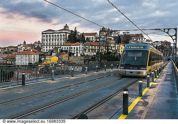 Eurotram-Stadtbahn auf der Brücke Dom Luis I. zwischen den Städten Porto und Vila Nova de Gaia  Portugal. Im Hintergrund der Bischofspalast.