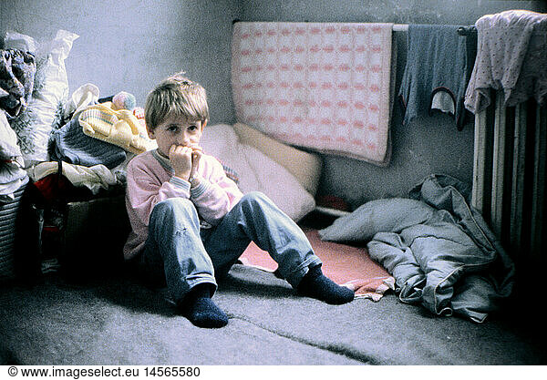 events  Bosnian War 1992 - 1995  refugees in villages around Sarajewo in Posusje  Bosnia  15.12.1992  Yugoslavia  Yugoslav Wars  Balkans  conflict  people  misery  1990s  90s  20th century  historic  historical  water