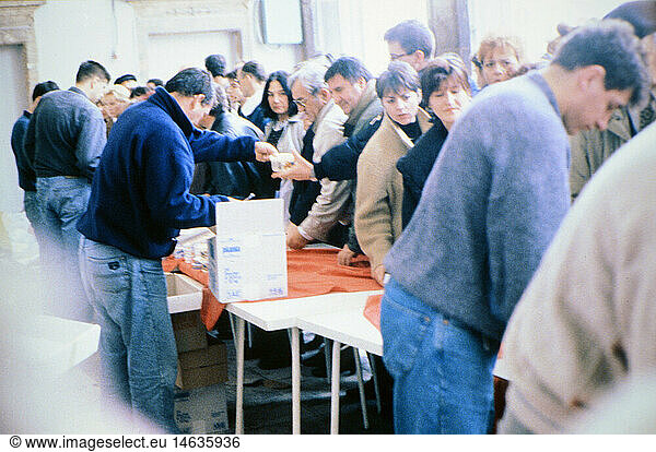 events  Croatian War of Independence 1991 - 1995  crowd at the market at Diocletian's Palace  Split  21.12.1992  Yugoslavia  Yugoslav Wars  Balkans  conflict  people  misery  lack of supply  trade  1990s  90s  20th century  historic  historical