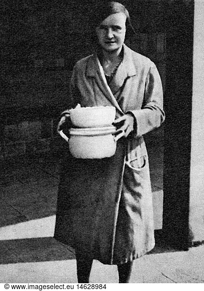 events  Great Depression 1929 - 1933  woman with soup bowl on her way to get food from the soup kitchen  Germany  circa 1930  unemployed  unemployment  misery  distress  hardship  20th century  pauperism  economic crisis  Weimar Republic  women  people  dishes  historic  historical  1920s  1930s  female