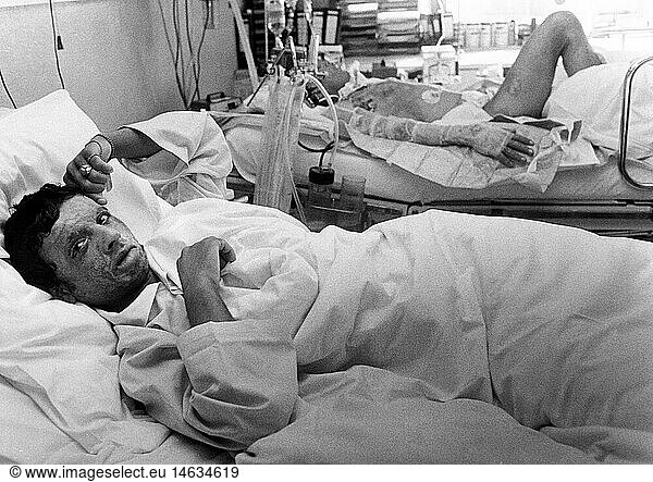 events  Iran-Iraq War 1980 - 1988  by poisen gas wounded man in a hospital  Irak  circa 1985  victims  chemical warfare  medical service  Iran  20th century  historic  historical  people  1980s