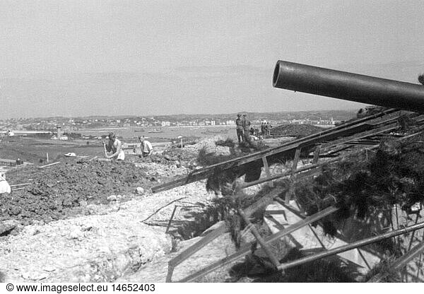 events  Second World War / WWII  France  Atlantic Wall  camouflaged German gun emplacement at the French west coast near Biarritz  28.4.1943  soldiers digging shelters