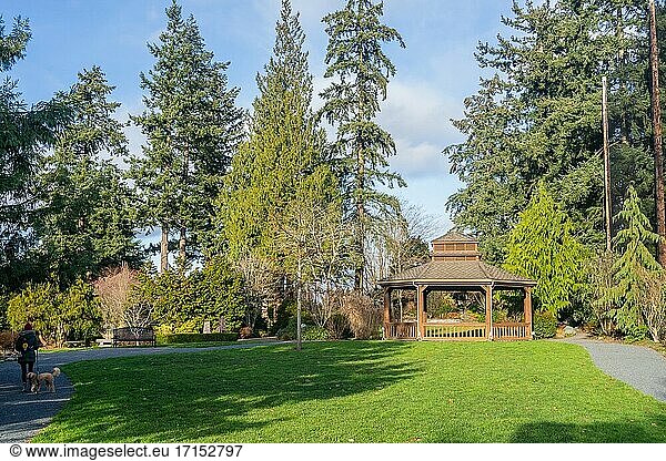 Evergreen Arboretum & Gardens ist ein Ort der Schönheit und Bildung  der kostenlos besucht werden kann. Das Arboretum befindet sich im American Legion Memorial Park in Everett  Washington  und wird von einer kleinen Gruppe von Freiwilligen mit Unterstützung von Everett Parks and Community Services gepflegt.