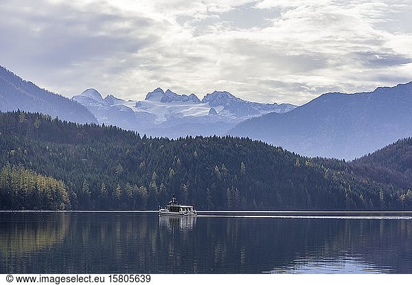 Excursion boat and view over the Altausseersee to the Dachstein  Altaussee  Styria  Austria  Europe