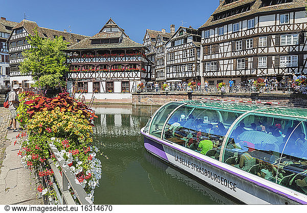 Excursion boat on River Ill  Maison des Tanneurs  La Petite France  UNESCO World Heritage Site  Strasbourg  Alsace  France  Europe