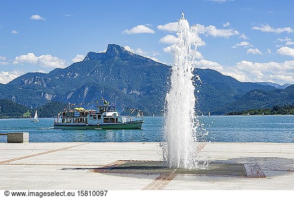 Excursion boat  riverside promenade with fountain and Schafber  Mondsee  Salzkammergut  Upper Austria  Austria  Europe