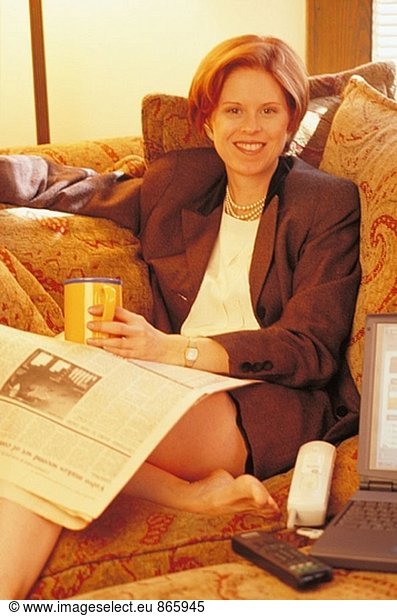 Executive Woman Reading Zeitung