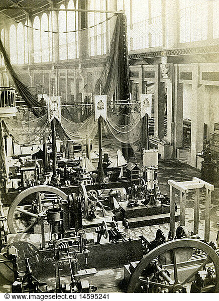 exhibitions  world exposition  Paris  1.4.1867 - 31.12.1867  machine hall  photograph by Leond and Levy  Paris  1867  19th century  Exposition Universelle  Expo  international exhibition  technics  machines  industry  France  2nd Empire  historic  historical  people