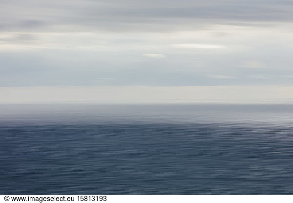 Expansive Ansicht des Ozeans  Horizont und aufklarende Sturmwolken  Dämmerung
