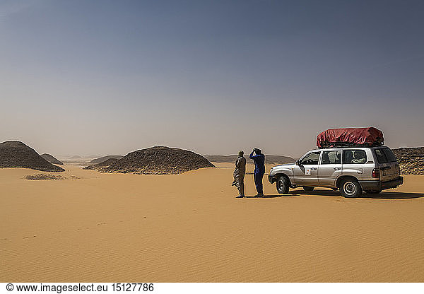 Expeditions-Jeep in der Wüste zwischen Ounianga Kebir und Faya  Nord-Tschad  Afrika