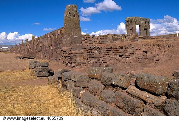 Exterior wall of the Temple of Kalasasaya at Tihuanaku  UNESCO World Heritage Site  La Paz  Bolivia  South America