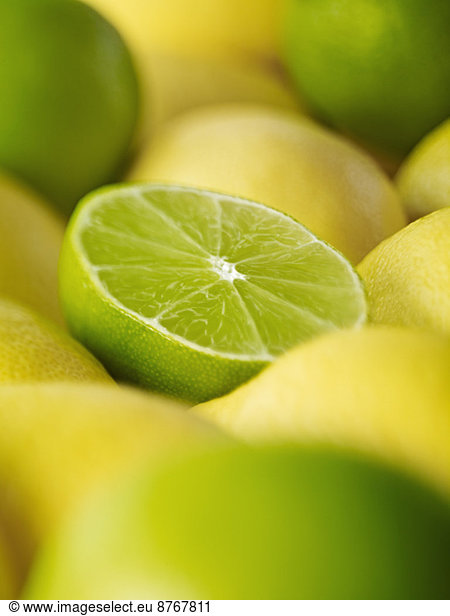 Extreme Nahaufnahme von Limettenscheiben unter Zitronen