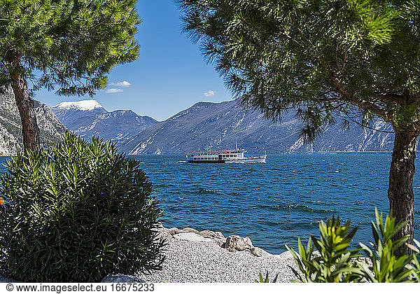 Fähre auf dem Lago di Garda in Italien