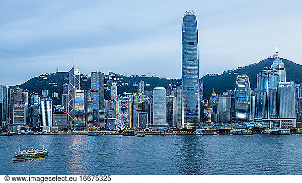 Fähre im Victoria-Hafen in Hongkong