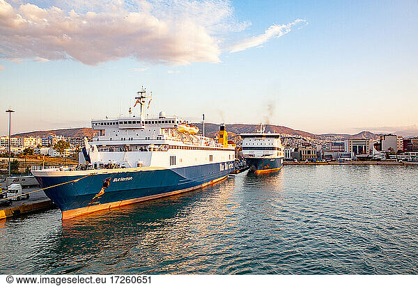 Fähren angedockt im Hafen von Athen Piräus  Attika  Griechenland  Europa