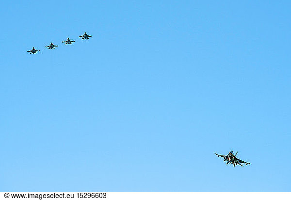 F-16-Kampfflugzeuge  die an der NATO-Übung Frysian flag teilnehmen  Tiefwinkel gegen blauen Himmel  Niederlande
