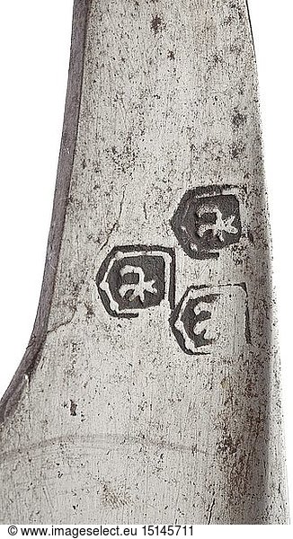FÃœRSTLICHE WAFFENKAMMER  Zwei deutscher Helmbarten  um 1530 - 50 KrÃ¤ftige  vierkantige StoÃŸspitzen  an der Basis Schmiedemarken in Form eines Wappenschildes. AngeschrÃ¤gte AxtblÃ¤tter und kurze  teilweise konkav geschnittene ReiÃŸhaken. Rechteckige TÃ¼llen mit jeweils zwei  durch fÃ¼nf NÃ¤gel gehaltene Schaftfedern. SpÃ¤tere SchÃ¤fte aus dem 19. Jahrhundert. LÃ¤nge der BlÃ¤tter je 56 cm. GesamtlÃ¤nge je 229 cm.