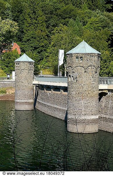 Fürwiggetalsperre  Staumauer  Sauerland  Nordrhein-Westfalen  Deutschland  Europa