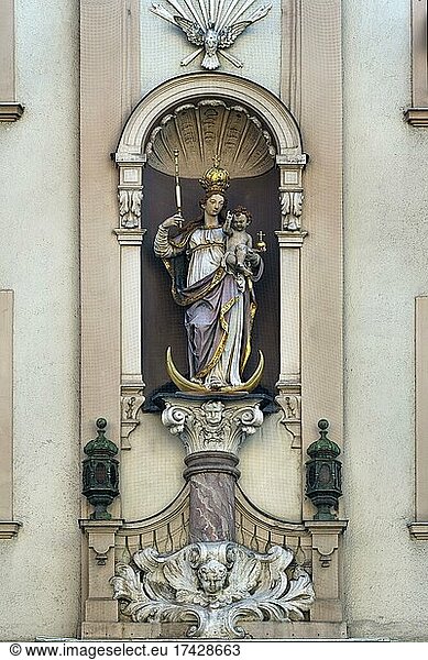 Façade with figure of the Virgin Mary and baby Jesus at Harras  Munich  Upper Bavaria  Bavaria  Germany  Europe