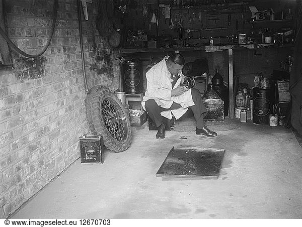 FA Thatcher in seiner Garage. Künstler: Bill Brunell.