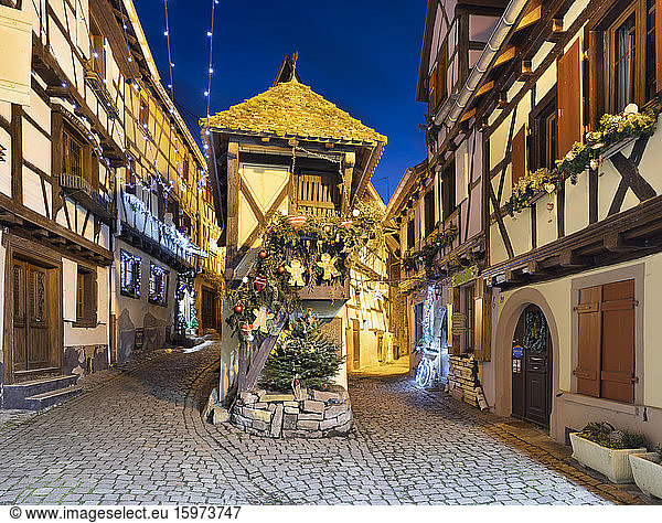 Fachwerkhäuser entlang der Rue du Rempart Sud nachts mit Weihnachtsdekoration beleuchtet  Eguisheim  Elsass  Frankreich  Europa