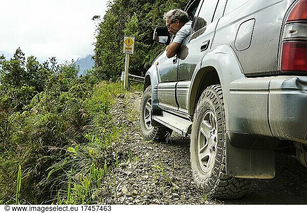 Fahrer checkt die Straße in einem Geländewagen  Toyota Land Cruiser  auf der Todesstraße  Camino de la Muerte  Departement La Paz  Bolivien  Südamerika
