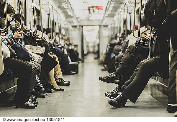Fahrgäste  die während der Fahrt in der U-Bahn auf Sitzen sitzen
