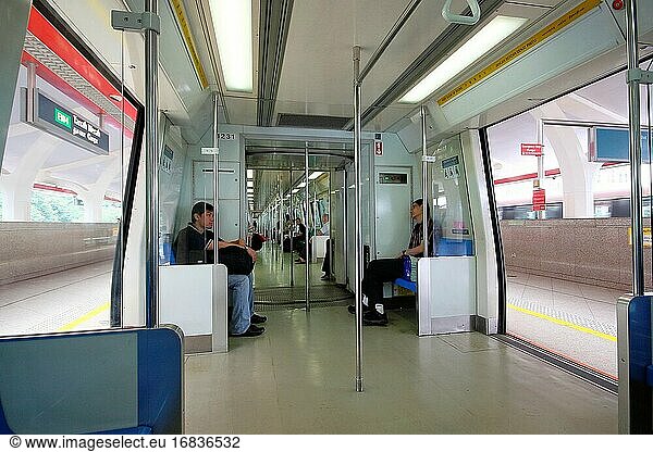 Fahrgäste in der MRT-U-Bahn in Singapur