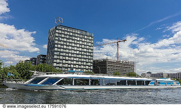 Fahrgastschiffe auf der Spree an der Mercedes Benz Vertriebszentrale und der Mercedes Benz Arena  Berlin  Deutschland  Europa