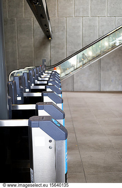 Fahrkartenschalter an einer Stadtbahnhaltestelle; Surrey  British Columbia  Kanada