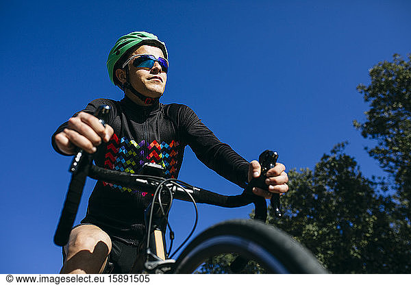 Fahrrad fahrender Athlet unter blauem Himmel
