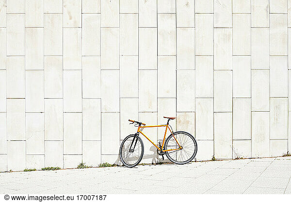 Fahrrad lehnt an Betonwand