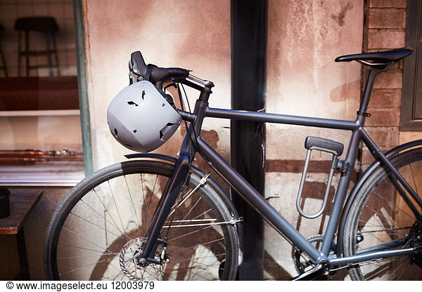 Fahrrad mit Helm an der Stadtmauer geparkt