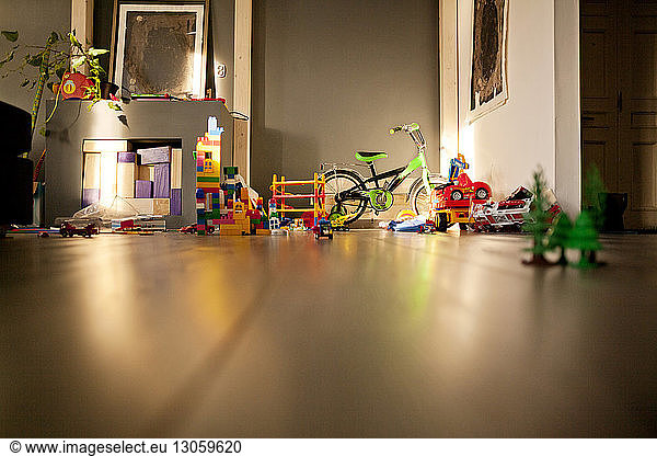 Fahrrad und Spielzeug im Wohnzimmer