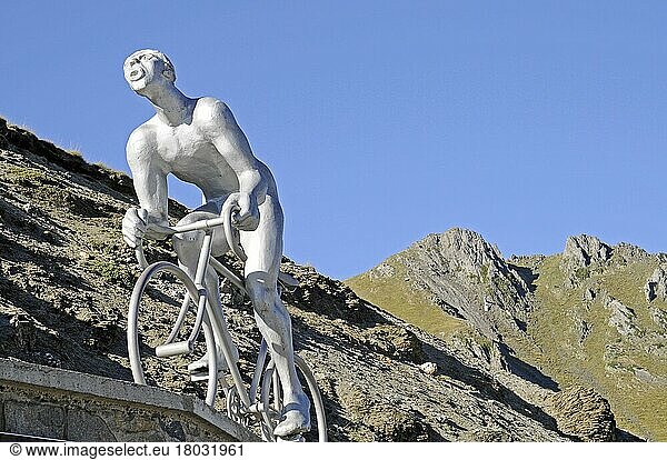 Fahrradfahrer- Skulptur  Radfahrer-Skulptur  Radrennfahrer-Skulptur  Tour de France  Col du Tourmalet  Passstrasse  Pass  Bareges  Midi Pyrenees  Pyrenäen  Departement Hautes-Pyrenees  Frankreich  Europa