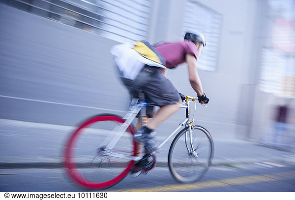 Fahrradkurier rast die Straße hinunter