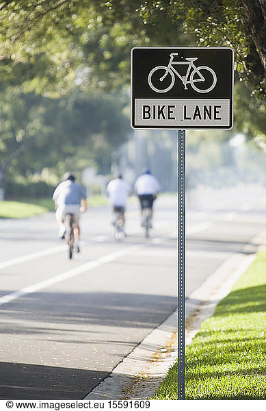 Fahrradspur-Schild am Straßenrand