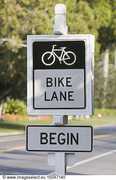 Fahrradspur-Schild am Straßenrand