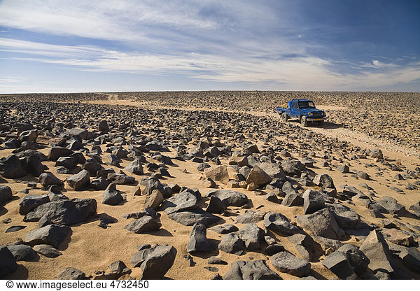 Fahrspur in der Steinwüste  Akakus Gebirge  Libyen  Sahara  Nordafrika  Afrika