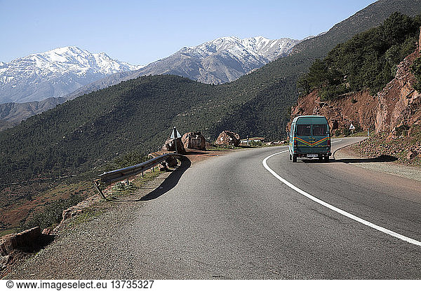 Fahrt auf der Straße über den Tiz-n-Tichka-Pass  Atlasgebirge  Marokko