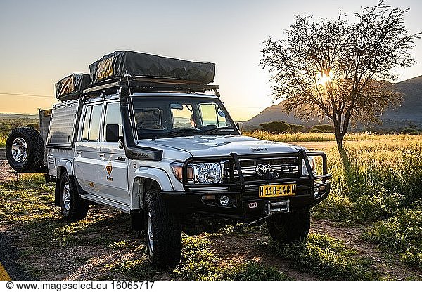 Fahrt durch die Kalahari-Wüste Namibia.